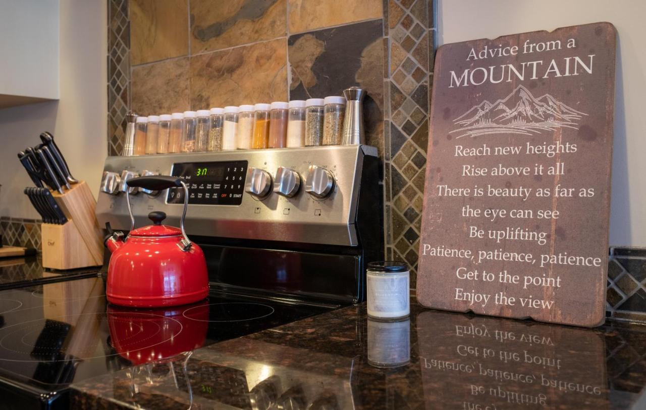 Misty Mountain- Premium 2 Bedroom Mountain View Canmore Buitenkant foto